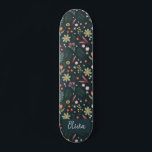Skateboard Flores botánicas azules de la Marina Azul Girly y<br><div class="desc">Este moderno y fresco diseño de skateboard infantil presenta un patrón de flores de jardín,  con una original huella botánica y floral en un fondo azul marino,  y puede ser personalizado con el nombre de sus chicas. El regalo de bienvenida perfecto para los aficionados al patinaje.</div>
