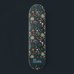 Skateboard Flores botánicas azules de la Marina Azul Girly y<br><div class="desc">Este moderno y fresco diseño de skateboard infantil presenta un patrón de flores de jardín,  con una original huella botánica y floral en un fondo azul marino,  y puede ser personalizado con el nombre de sus chicas. El regalo de bienvenida perfecto para los aficionados al patinaje.</div>