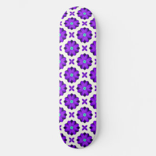 Skateboard Flores Moradas Vibrantes y Motivos de Hoja