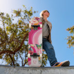 Skateboard Flujo vibrante | Monograma tropical falso retro<br><div class="desc">Haz una declaración audaz con esta divertida cubierta de patinaje retro, rebosante de energía tropical. Con flores de hibiscos, tocanes y mariposas sobre vibrantes olas rosas, este diseño le aporta una personalidad seria a su viaje (o a su pared). Añade tu propio monograma para hacerlo único tuyo! Una pieza de...</div>