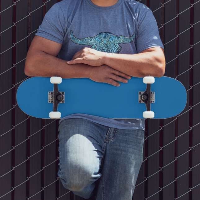 Skateboard fondo azul con reloj en blanco y negro (Exterior 3)