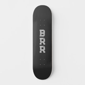 Skateboard Fondo negro con el logotipo BRR
