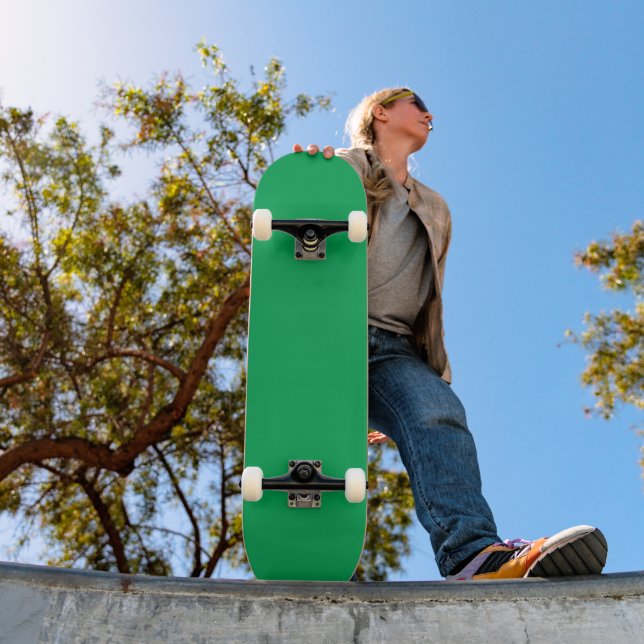 Skateboard fondo verde con borde blanco (Exterior 1)