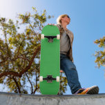 Skateboard fondo verde con borde blanco<br><div class="desc">La imagen es un cuadrado azul brillante con un color uniforme y una textura suave. Se destaca en el fondo con un sorprendente contraste visual.</div>