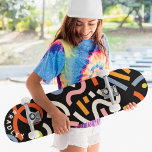 Skateboard Formas abstractas modernas Personalizado Nombre pe<br><div class="desc">El patinador de nombres personalizados Personalizado de formas abstractas modernas presenta su nombre personalizado en tipografía moderna con formas abstractas y coloridas sobre un fondo negro. Personalice editando el texto en el cuadro de texto proporcionado. Dé un regalo hecho por el personalizado, patineta personalizada a tu patinador favorito para Navidades,...</div>