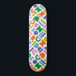 Skateboard Formas geométricas coloridas<br><div class="desc">Un diseño colorido y moderno con formas geométricas de corte. Este diseño lúdico se inspira en el estilo retro moderno de mediados de siglo. Los colores incluidos en este patrón abstracto son: azul,  púrpura,  rosa,  verde,  amarillo,  rosa y naranja sobre un fondo blanco.</div>