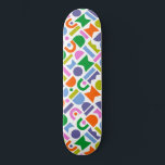 Skateboard Formas geométricas coloridas<br><div class="desc">Un diseño colorido y moderno con formas geométricas de corte. Este diseño lúdico se inspira en el estilo retro moderno de mediados de siglo. Los colores incluidos en este patrón abstracto son: azul,  púrpura,  rosa,  verde,  amarillo,  rosa y naranja sobre un fondo blanco.</div>