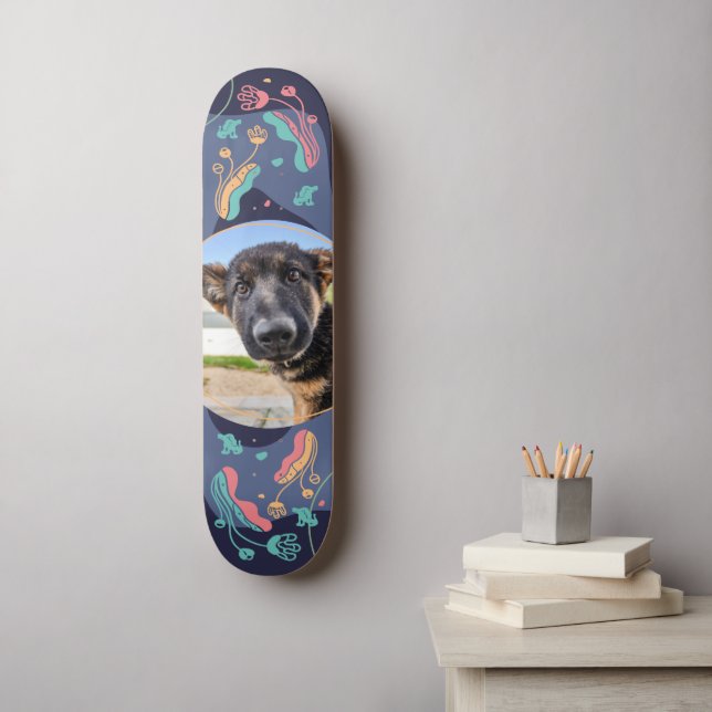 Skateboard foto mascota, diseño de marco floral editable (Arte de la pared)