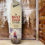Skateboard Foto Rustic Best Dad<br><div class="desc">Rústico tablero de fotos con nombres de la mejor tipografía de papá de la historia. La moderna tipografía roja y negra está en un entorno rústico beige. Añade tu foto favorita y tus nombres en el dulce mensaje. Este moderno personalizado y skateboard personalizado es un regalo perfecto para un padre...</div>