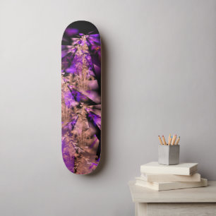 Skateboard fractal moderno en negro y púrpura