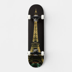 Skateboard Francia, París. Torre Eiffel de noche con