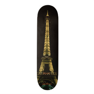 Skateboard Francia, París. Torre Eiffel de noche con