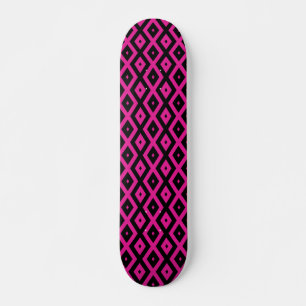 Skateboard Fuchsia y patrón de diamante negro