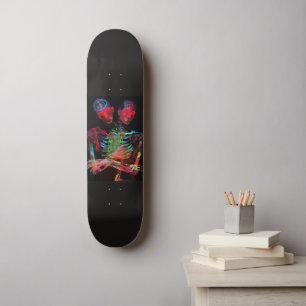 Skateboard Fusión de Arte con Abrazo de Esqueleto de Neón