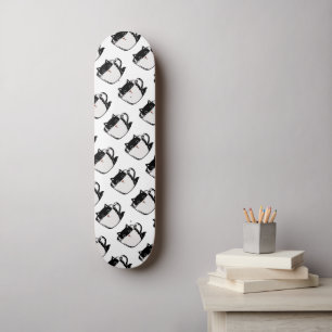 Skateboard Gatito negro con nariz roja escondido en una taza