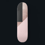 Skateboard Geométrica rosa Rubor color negro Rosa moderno<br><div class="desc">Este elegante y moda es perfecto para la mujer moderna. Presenta un patrón geométrico de triángulo de color negro, negro y negro, rosa impreso en forma falsa. Es de diseño, moderno, único y de moda. ***NOTA DE DISEÑO IMPORTANTE: Para las solicitudes de los personalizados relativas a los cambios en los...</div>