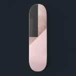 Skateboard Geométrica rosa Rubor color negro Rosa moderno<br><div class="desc">Este elegante y moda es perfecto para la mujer moderna. Presenta un patrón geométrico de triángulo de color negro, negro y negro, rosa impreso en forma falsa. Es de diseño, moderno, único y de moda. ***NOTA DE DISEÑO IMPORTANTE: Para las solicitudes de los personalizados relativas a los cambios en los...</div>