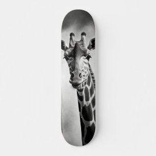 Skateboard Giraffe en un paisaje urbano