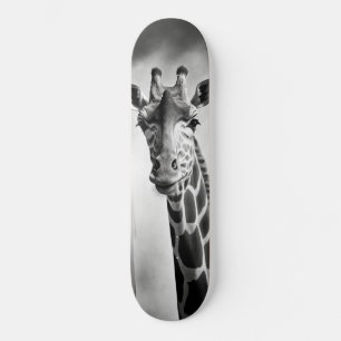 Skateboard Giraffe en un paisaje urbano
