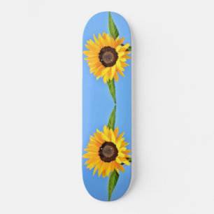 Skateboard Girasoles amarillos contra el sol en el cielo azul