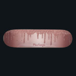Skateboard Girly Guay Rosa Rosa Oro Purpurina Perforaciones<br><div class="desc">Girly Guay Pink Rose Gold Purpurina Sparkle Drips Skateboard con detalles falsos de purpurina y su nombre personalizado. Fácil de personalizar y perfecto para su estética purpurina.</div>
