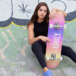 Skateboard Girly Sparkles Rainbow<br><div class="desc">Moderno arcoiris enciende patineta con nombre de purpurina</div>