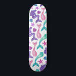 Skateboard Girly Watercolor Mermaids Cuenta Patrón De Las Est<br><div class="desc">Este patrón de niñera y artística es perfecto para el chica amante de la sirena. Se trata de sirenas color agua rosa rosa y rosa morado, verde verde azulado pintado a mano, cruz de sirena y una variedad de conchas sobre un sencillo fondo blanco. Es bonito, lindo, divertido y juguetón....</div>