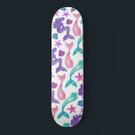 Skateboard Girly Watercolor Mermaids Cuenta Patrón De Las Est<br><div class="desc">Este patrón de niñera y artística es perfecto para el chica amante de la sirena. Se trata de sirenas color agua rosa rosa y rosa morado, verde verde azulado pintado a mano, cruz de sirena y una variedad de conchas sobre un sencillo fondo blanco. Es bonito, lindo, divertido y juguetón....</div>