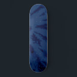 Skateboard Giro de tinte azul de la Marina Artsy de verano<br><div class="desc">Este estilo bohemio moderno y artístico es perfecto para los meses de verano. Presenta un patrón de tintes abstractos de color azul marino. Es genial, único y de moda. ***NOTA DE DISEÑO IMPORTANTE: Para cualquier solicitud de diseño personalizado, como solicitudes de productos coincidentes, cambios de color, cambios de posición o...</div>
