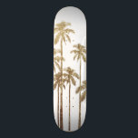 Skateboard Glamoroso Oro Tropical Palmeras en Blanco<br><div class="desc">Las coquetas y modernas palmeras de oro impresas en blanco son perfectas para una persona moderna y de diseño. Su huella contemporánea y tropical es ideal para muchos regalos y ocasiones. Disfruta de este diseño exótico y ostentoso para tu próxima compra! ***NOTA IMPORTANTE DE DISEÑO: Para las solicitudes de personalizados...</div>