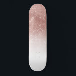 Skateboard Glamoroso Sparkly Rosa Purpurina de oro Sequin Omb<br><div class="desc">Esta moda y su glamuroso diseño son perfectos para una mujer moderna y de diseño. Muestra una secuencia falsa de purpurina dorado con una impresión brillante y un gradiente de color blanco oscuro. Es moderno, jovencito, bonito y fresco. ***NOTA DE DISEÑO IMPORTANTE: Para cualquier solicitud de diseño personalizado, como solicitudes...</div>