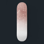 Skateboard Glamoroso Sparkly Rosa Purpurina de oro Sequin Omb<br><div class="desc">Esta moda y su glamuroso diseño son perfectos para una mujer moderna y de diseño. Muestra una secuencia falsa de purpurina dorado con una impresión brillante y un gradiente de color blanco oscuro. Es moderno, jovencito, bonito y fresco. ***NOTA DE DISEÑO IMPORTANTE: Para cualquier solicitud de diseño personalizado, como solicitudes...</div>