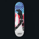 Skateboard *~* Golf militar Golfer Bandera azul blanca roja<br><div class="desc">* Bandera Patriótica Americana con silueta negra de golf / golf . ... Este diseño presenta la bandera estadounidense de los Estados Unidos, también conocida como "Vieja Gloria" y "Estrellas". El diseño de la bandera acuarela americana incluye los colores azul rojo blanco en forma de estrellas y rayas. * Excelente...</div>