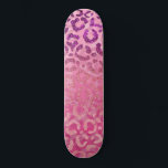 Skateboard Gradiente de impresión animal de leopardo de Purpu<br><div class="desc">Esta moda y glamurosa decoración es perfecta para las chicas elegantes y de moda. Se trata de un gradiente de impresión de leopardo purpurina en forma de imitación morado a rosa en la parte superior de fuchsia, hasta una huella de chita lila oscura. Es único, elegante, bonito, jovencita y fresca....</div>