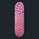 Skateboard Gradiente de impresión animal de leopardo de Purpu<br><div class="desc">Esta moda y glamurosa decoración es perfecta para las chicas elegantes y de moda. Se trata de un gradiente de impresión de leopardo purpurina en forma de imitación morado a rosa en la parte superior de fuchsia, hasta una huella de chita lila oscura. Es único, elegante, bonito, jovencita y fresca....</div>