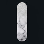 Skateboard Gradiente de mármol Purpurina blanco plateado glam<br><div class="desc">Este elegante diseño es perfecto para la moderna y elegante moda. En el fondo de un fondo de piedra de mármol blanco y negro, hay un gradiente oscuro purpurina de color plateado falso impreso. Es glamuroso, moda, lujoso, moderno y elegante. ***NOTA DE DISEÑO IMPORTANTE: Para cualquier solicitud de diseño personalizado,...</div>