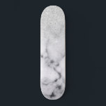 Skateboard Gradiente de mármol Purpurina blanco plateado glam<br><div class="desc">Este elegante diseño es perfecto para la moderna y elegante moda. En el fondo de un fondo de piedra de mármol blanco y negro, hay un gradiente oscuro purpurina de color plateado falso impreso. Es glamuroso, moda, lujoso, moderno y elegante. ***NOTA DE DISEÑO IMPORTANTE: Para cualquier solicitud de diseño personalizado,...</div>