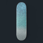 Skateboard Gradiente Ombre Purpurina de parkings Verde azulad<br><div class="desc">Este elegante, glamuroso y de moda es perfecto para una chica moderna y elegante. Tiene un falso purpurina azul brillante impreso en verde verde azulado en un degradado triple azul pastel oscuro. Es moderno, bonito, niñita, única y fresca. ***NOTA DE DISEÑO IMPORTANTE: Para cualquier solicitud de diseño personalizado, como solicitudes...</div>