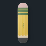 Skateboard Gráfica de lápiz de escuela amarilla personalizada<br><div class="desc">Es un lápiz,  ¡no es una patineta! Este skateboard. parece un lápiz escolar amarillo clásico,  y está listo para ser personalizado con un nombre o un dicho propio.</div>