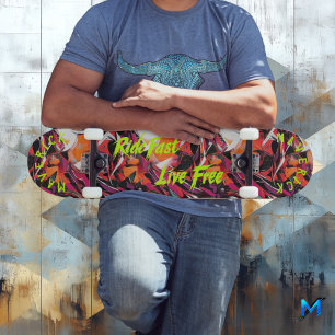 Skateboard Grafiti de neón y lema 'Vive libre, conduce rápido