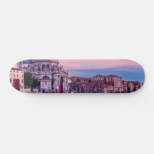 Skateboard Gran Canal con góndolas e iglesia en Venecia
