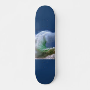 Skateboard grandes olas de océano azul