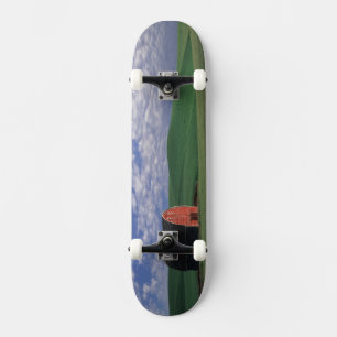 Skateboard Granero rojo en campo de trigo y cebada en Whitman