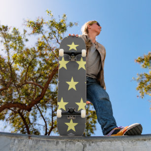 Skateboard Gris con patines HAMbWG de estrellas amarillas