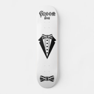 Skateboard Groom con correa y tux y tipo negro