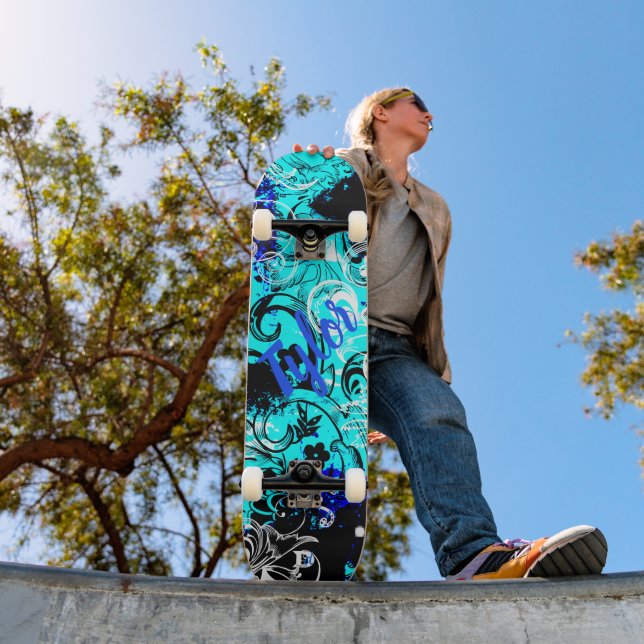 Skateboard Grunge floral con marca Dd azul y negro (Exterior 1)