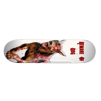 Skateboard guárdese de perro