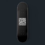 Skateboard Guay Funny en blanco y negro Tu Personalizado QR C<br><div class="desc">Crea tu propio personalizado moderno minimalista y simple cuatro patines QR Code en blanco y negro. Establece tu código QR favorito en este diseño. Un regalo divertido y genial,  ¡agarra hoy!</div>