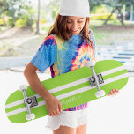 Skateboard Guay Skater Green White Carreras Stripes Monograma<br><div class="desc">Crea tu propio personalizado, rayas de carreras personalizadas, modernas, frescas, elegantes, brillantes, verdes y blancas, elegante y elegante escritura tipográfica, mejor competencia de arce de roca dura en forma de cubierta de patinaje. Para el personalizar, simplemente escriba su nombre / monograma / iniciales. Mientras agrega / diseño, podrá ver una...</div>