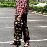 Skateboard Guión de nombre de patrón de mariposas de oro negr<br><div class="desc">Un fondo negro decorado con mariposas doradas. Personaliza y agrega tu nombre.</div>